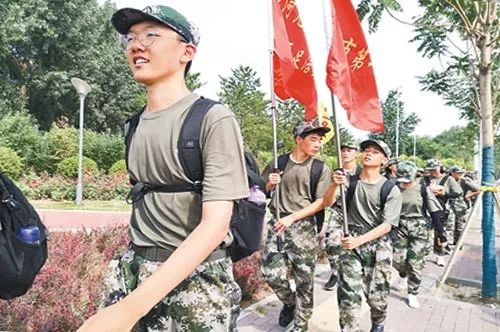 廊坊一中政教处主任左晓东介绍,此次远足拉练是高一新生军训的重要