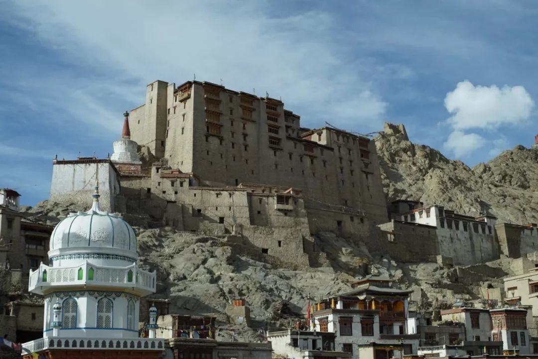 古格王国发生僧侣叛乱,古格王弟趁机勾结拉达克军队入侵