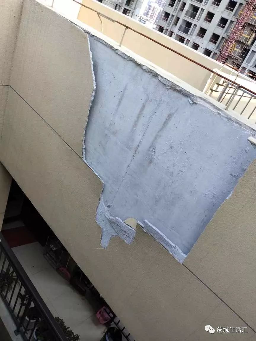 蒙城:交房才2年,外墙墙皮就脱落,有很大安全隐患.