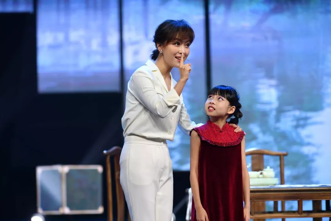 卫视"名嘴"庞晓戈出演耐心母亲,带着古灵精怪的女儿去旅游,无奈被江南