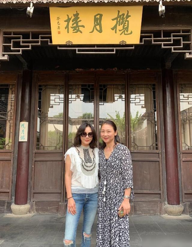 刘嘉玲回苏州探亲罕见晒与妈妈合照侄子曝光很是帅气
