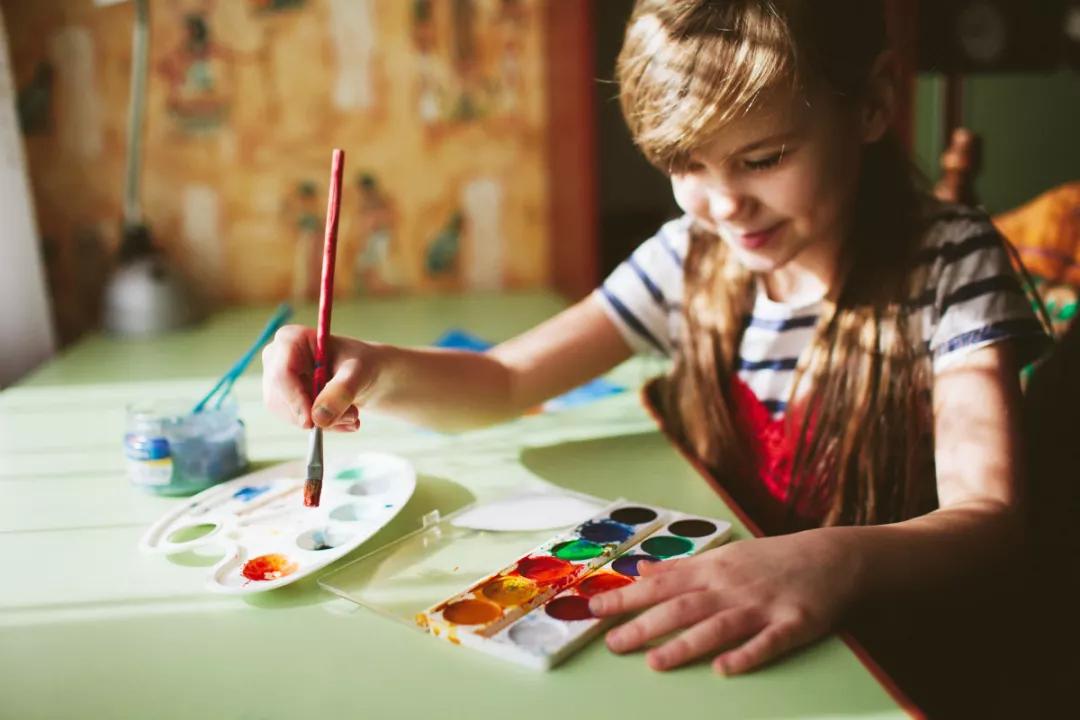 儿童根据自己的生活经验把这个独立的动物置身于一个自己设计的小环境