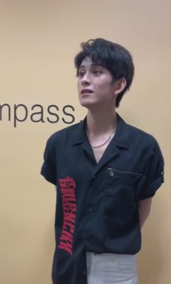 看是哪位粉丝问的这个问题,在一番探头寻找后,朱赞锦为难低下了头说道