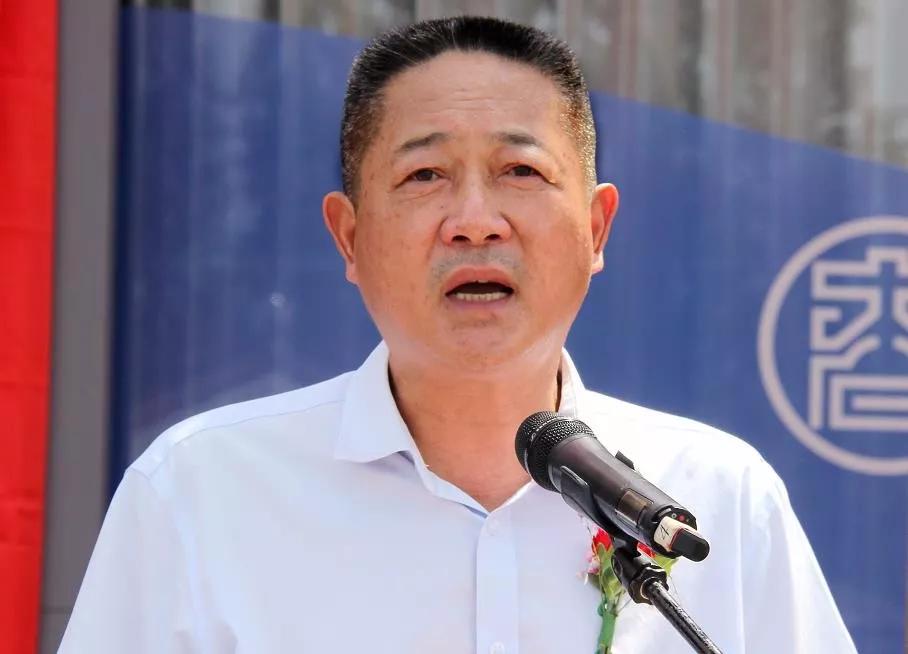 镇党委书记刘成亮致辞,他表示商会新址的成功落户,标志着进入另一个新