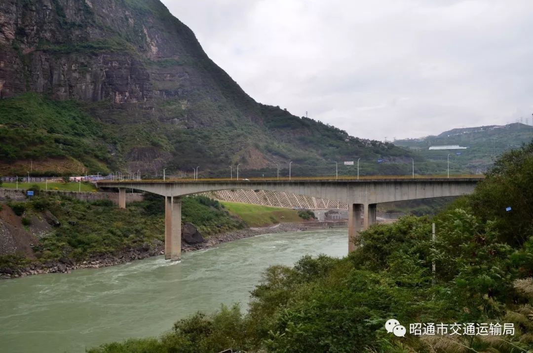 毕高速公路赤水河特大桥塘房互通宜毕高速塘房互通全景主线全部架完的