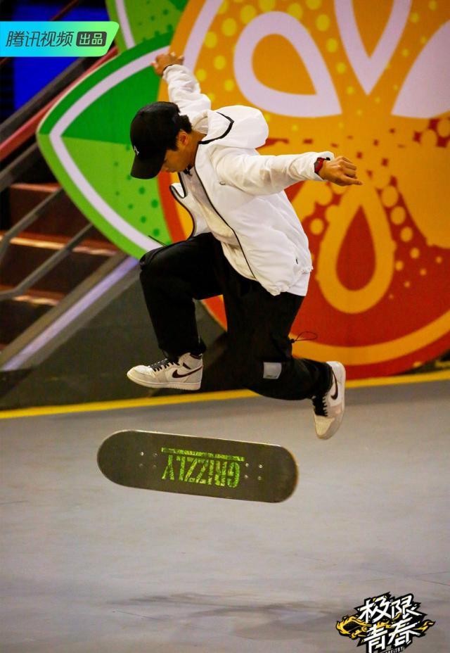 《极限青春》今晚收官 王珞丹王一博程潇角逐"最强战队"_滑板