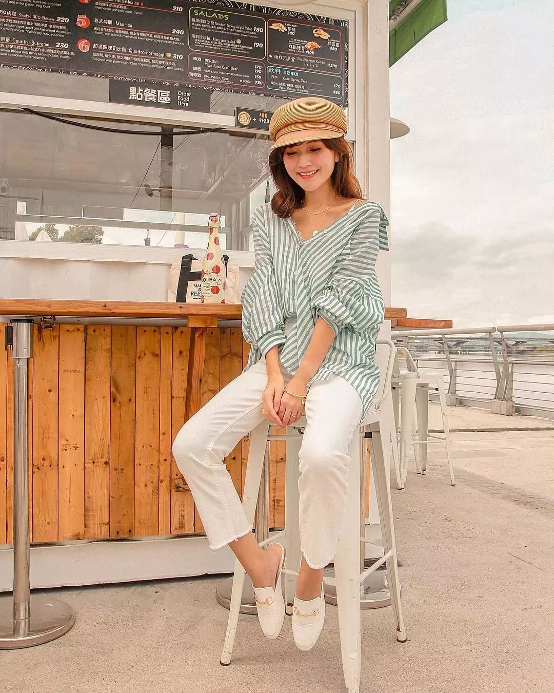 格纹阔腿裤 白色穆勒鞋