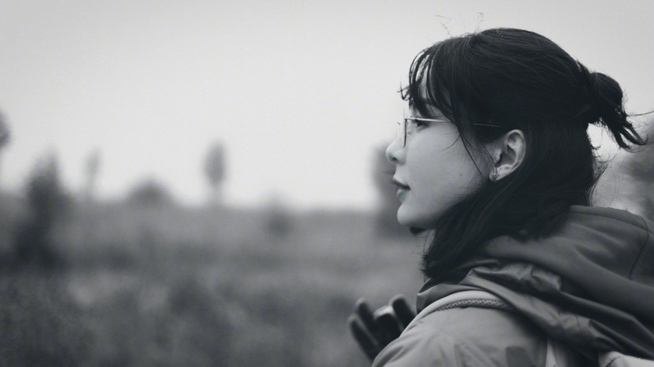 42岁陈数穿冲锋衣阴雨天做公益 戴眼镜扎半丸子头显活力