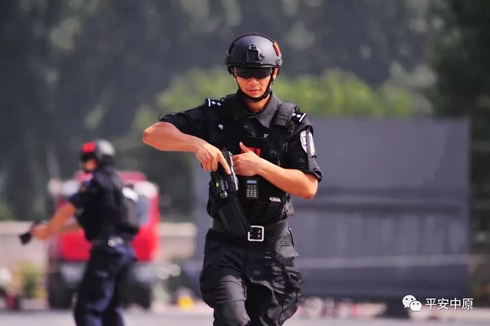 寻找最美基层民警李亚伟身怀绝技的特警