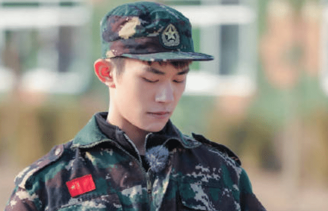 易烊千玺将参加军训 晒出中戏军训记录表