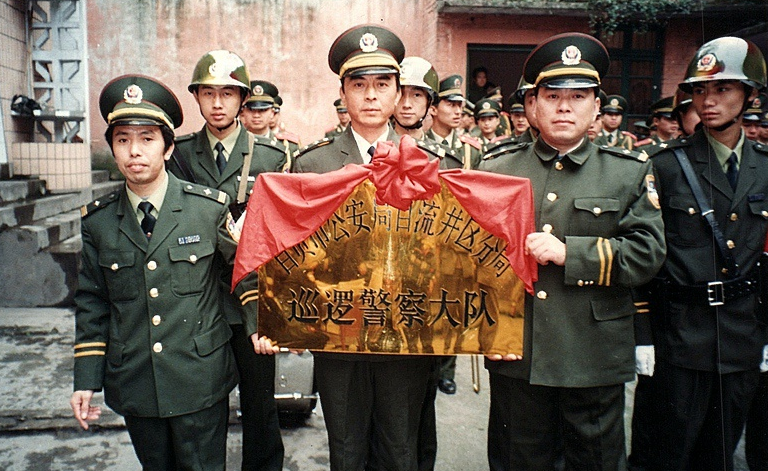 1995式警銜和95式警服同時出現,在90年代,我國拍攝了一系列的紀實性