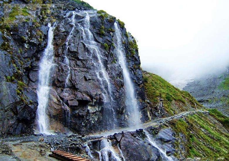 中国最后一个通公路的县城墨脱