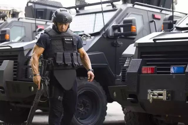 "中国深圳特警"爆刷朋友圈,满身肌肉硬汉十足,罪犯看了都要颤抖!