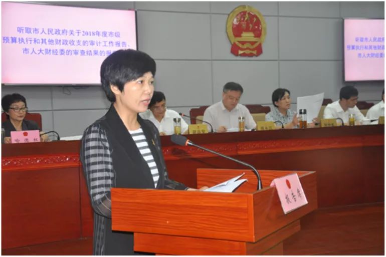 8月22日,受鹰潭市人民政府委托,市审计局党组书记,局长杨芳向市第九届