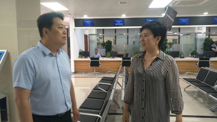 李尚书局长还就审批事项进驻各事宜与区行政审批局副局长胡天凤交换了