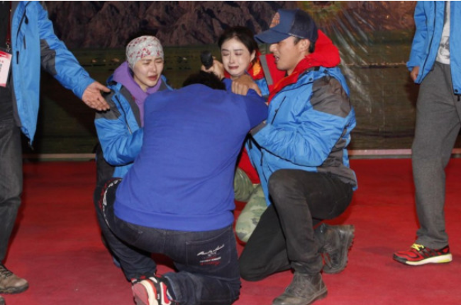 5位当众下跪的女星第一第二跪出尊严和骄傲第五跪得很耻辱