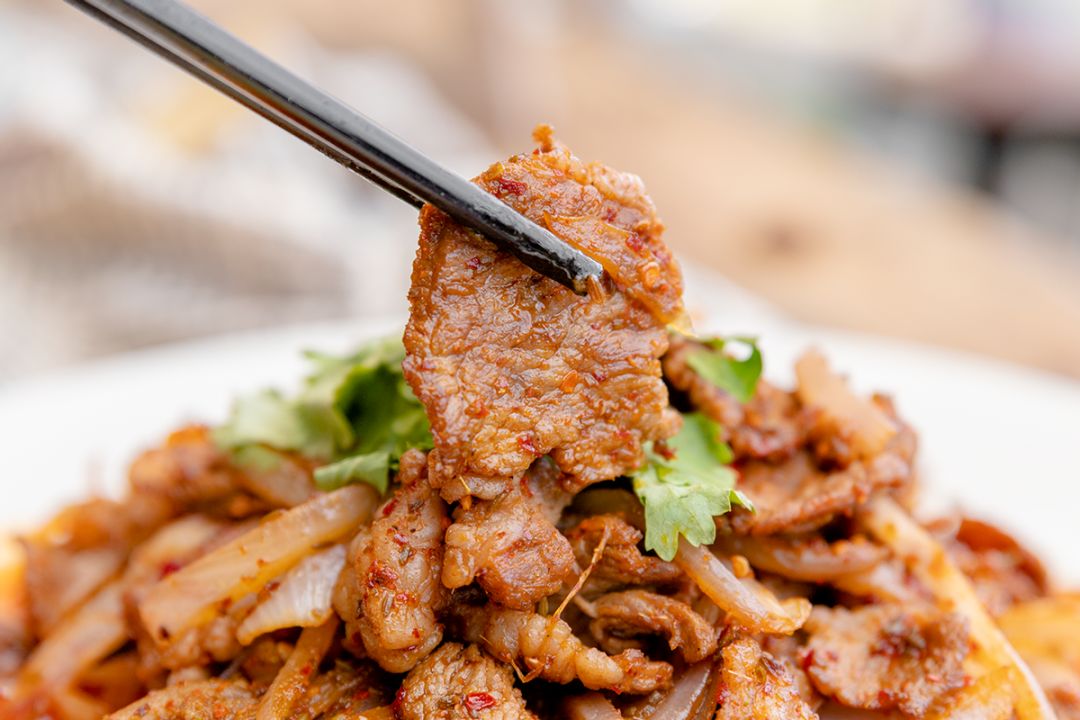 在源和堂浪漫的玻璃花房里,吃大盘鸡 孜然炒烤肉 .