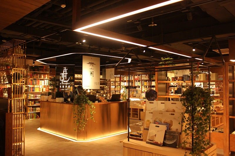 市委宣传部部长高山在弘道书店进行专题调研