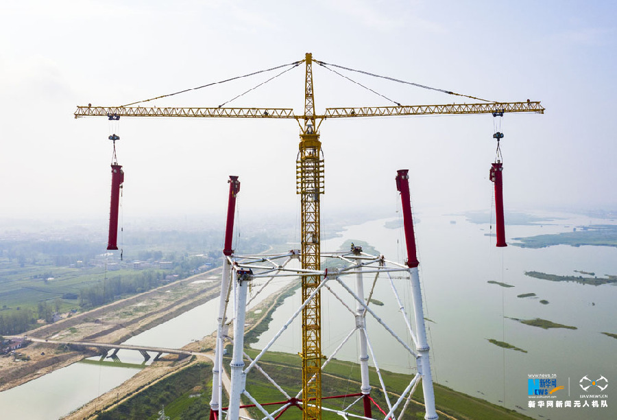 施工人员运用专用抱杆吊装500千伏淮河大跨越工程钢管塔主管