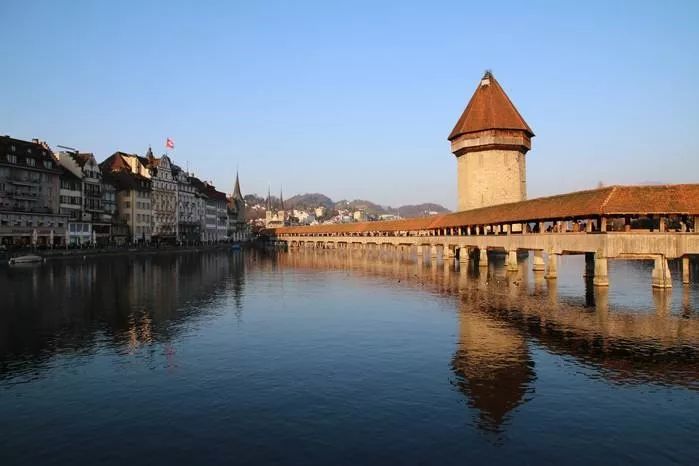 又名湖间镇 瑞士琉森最负盛名便是卡佩尔廊桥 又叫教堂桥,这是卢塞恩