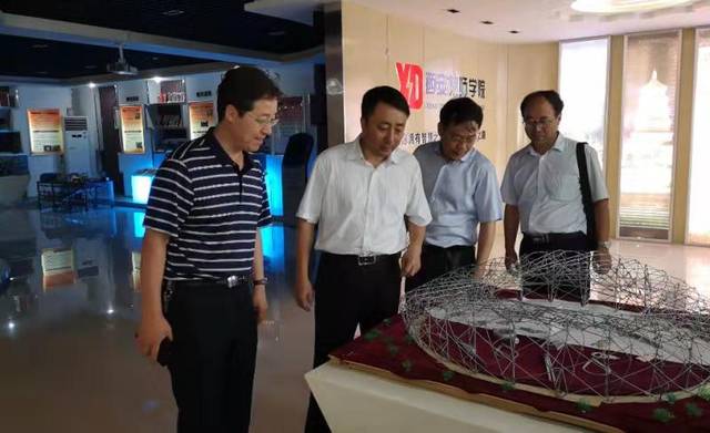 8月19日,凤翔县"双百工程"校地帮扶工作领导小组组长副县长牛建强,副