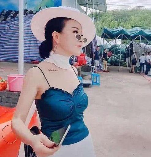 重庆保时捷女家财遭曝光丈夫童小华被免职网友收入也不高啊