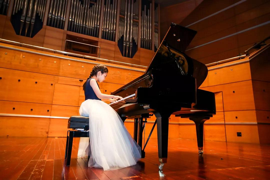 9岁的她成为第一个在杭州大剧院举办个人钢琴演奏会的小钢琴家