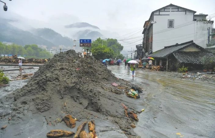 汶川泥石流已致9人遇难35人失联!暖心,村民开私家车转运游客_三江镇