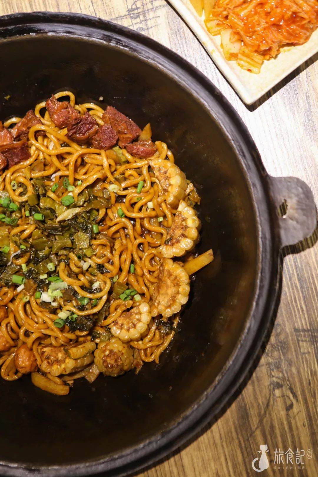 = 老坛酸菜牛肉焖面 =再搭配上玉米段,鲜豆角,木耳,土豆条等其他的
