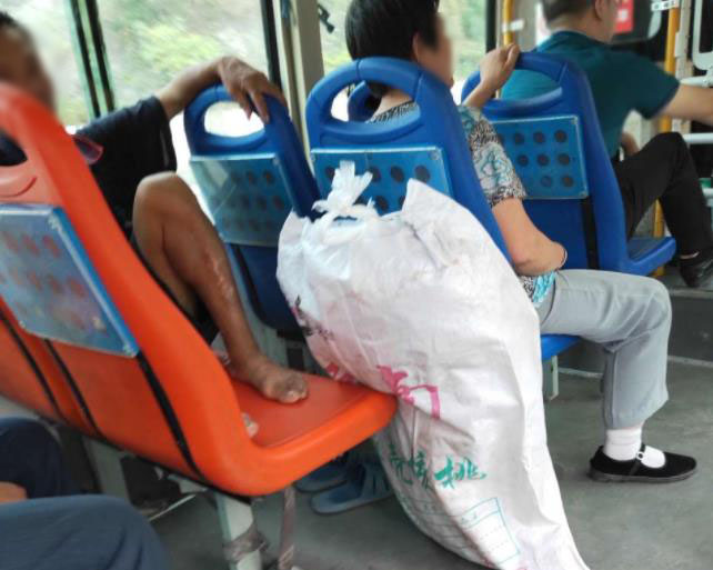 原创男子赤脚踩在公交座椅上 乘客好心提醒却不听