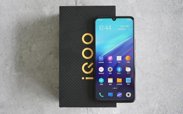 在外觀方面,vivo iqoo pro採用了2019年主流的