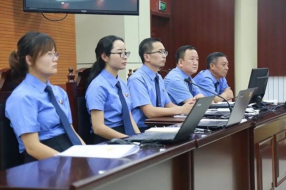 内蒙古农村信用联社党委原副书记杨阿麟和妻子同庭受审单独或伙同妻子