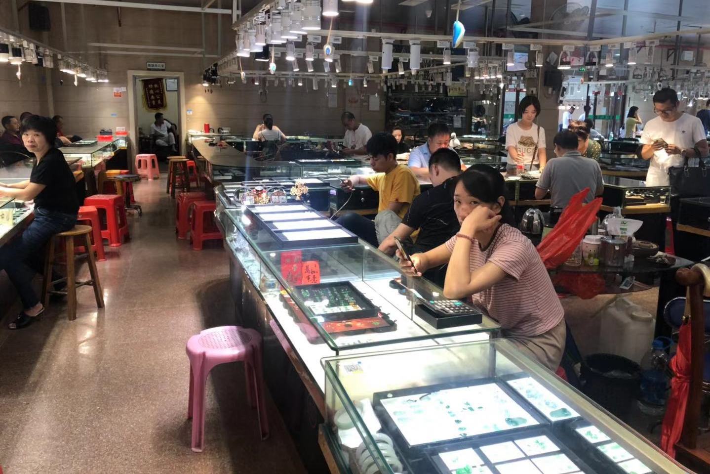 揭阳乔南翡翠市场探店,广州小姐姐的拉风摩托行