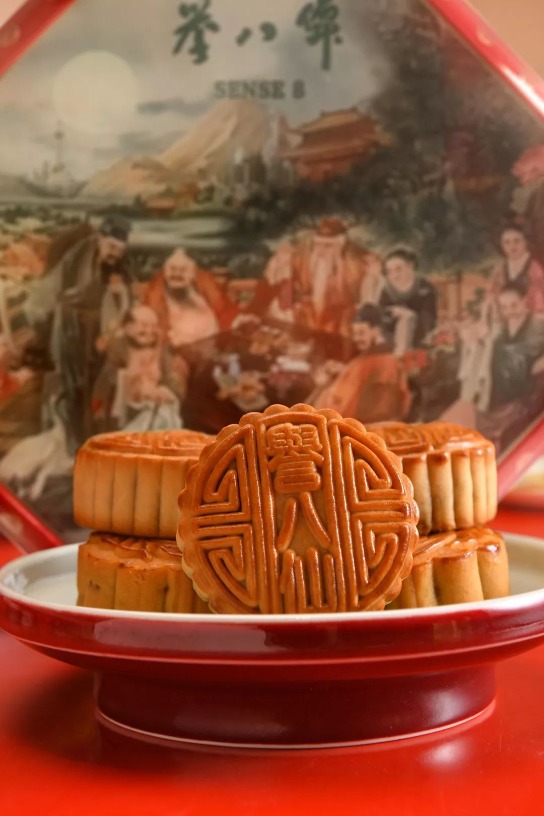 誉八仙酒楼以装修传统且精致的风格闻名,今年推出的两款月饼礼盒更是