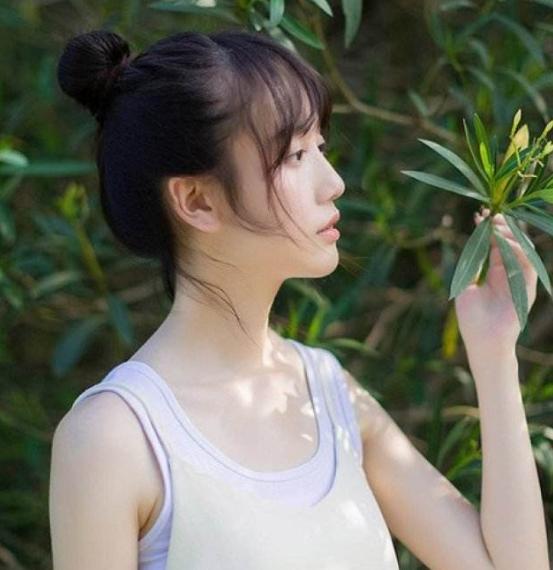 上藏私房钱时,正赶上老婆进门,一紧张,钱还没放好,顿时天女散花般飘落