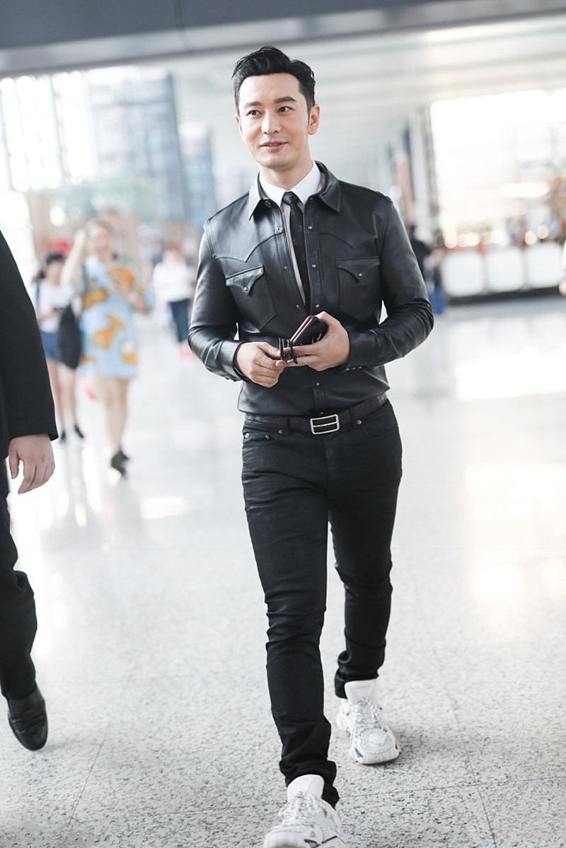原创黄晓明黑白造型现身机场,修身裤暴露粗壮大腿,饱满发际线我羡慕