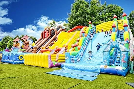 熊孩子好去处巴黎超童真的大型充气城堡