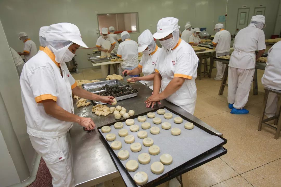 本次检查重点有:月饼生产过程中卫生条件是否符合食品生产加工要求