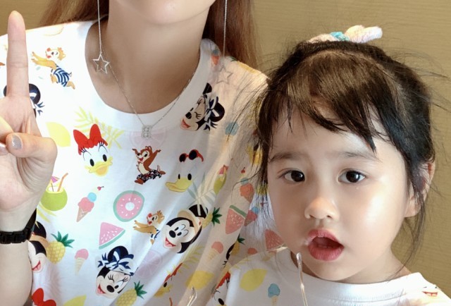 4岁饺子五官张开后,逆袭成"小美女"