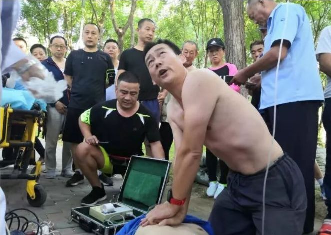 通州一公园从死神手里抢患者的急救医生毕业于河南这所学校