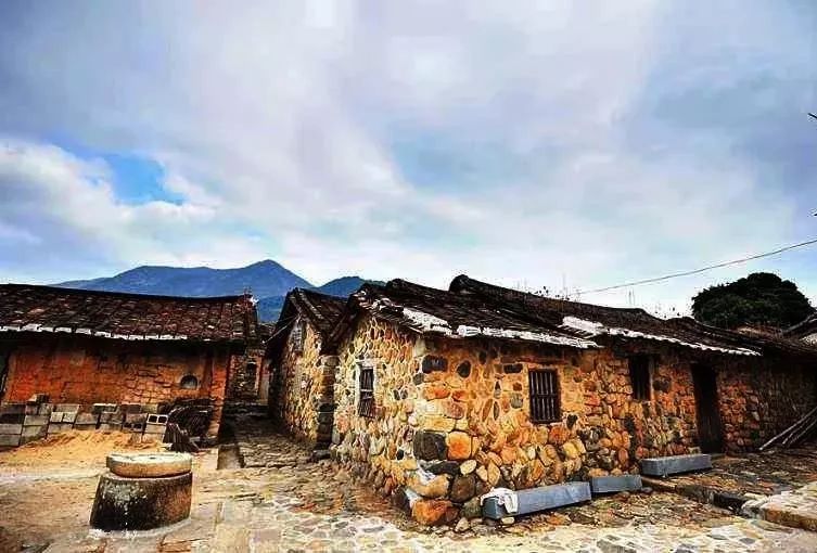 地上有彩虹鹅卵石屋像迷宫漳州山重村