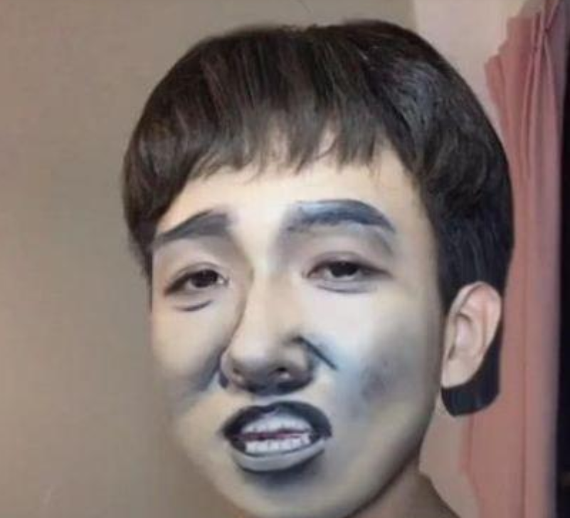 液体眼线,将该加深的地方加深,最后的成品竟然是表情包界四大天王之一