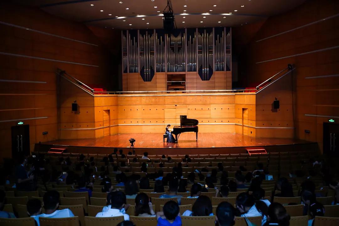 9岁的她,成为第一个在杭州大剧院举办个人钢琴演奏会的小钢琴家_叶子