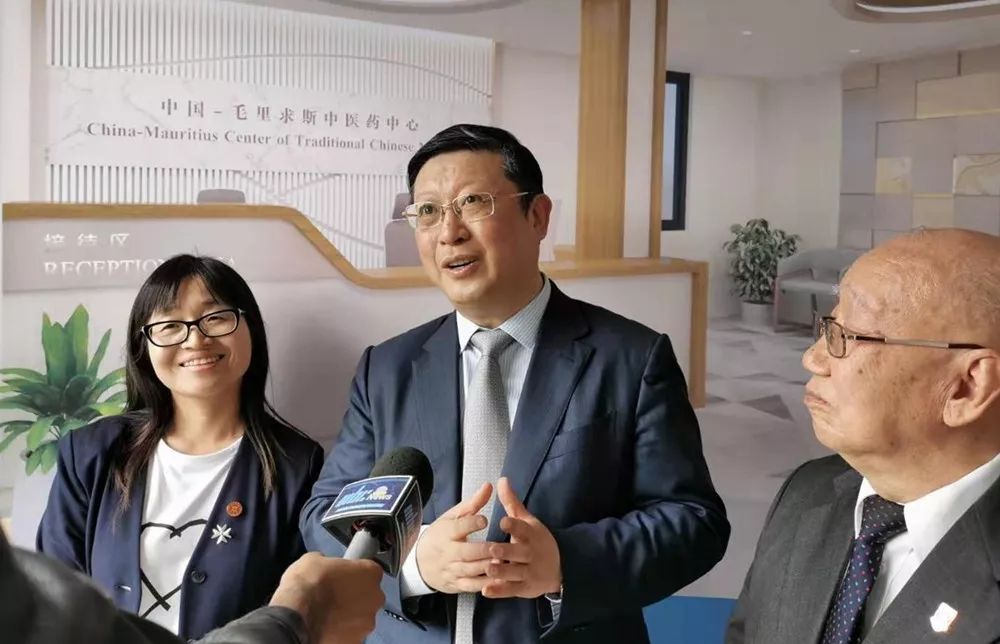 上海市政府代表团宗明副市长一行视察中国-毛里求斯中医中心