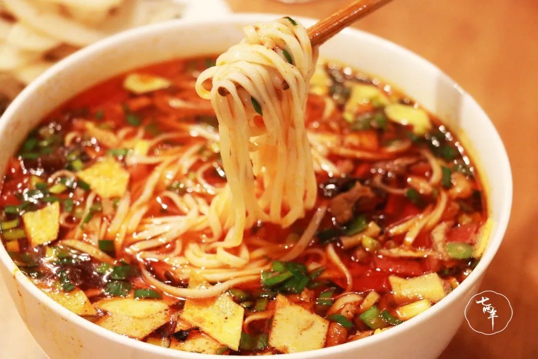 在众多的面食中,兰州牛肉面,山西刀削面和岐山臊子面,堪称中华面食