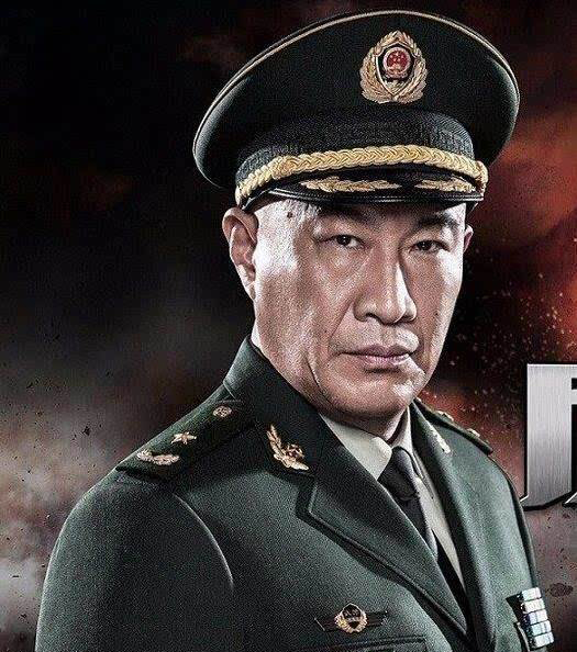 他是军人出身,演戏从来不笑,气场强大眼神犀利,曾经秒杀孙红雷_石兆琪