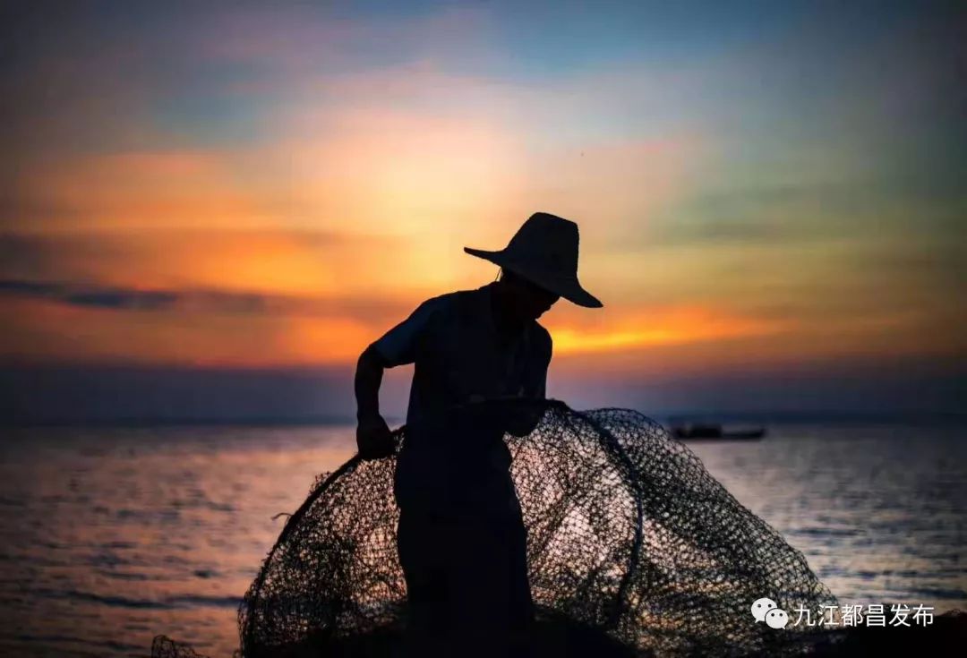 夕阳下的渔民来源:九江都昌发布返回搜狐,查看更多