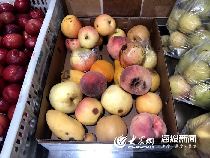 菏泽麦迪隆超市特价区摆放的腐败变质水果商超工作人员:腐烂水果当天