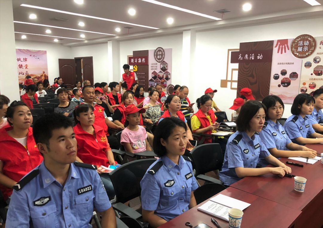 首先,主讲唐哲宇同学介绍了私自下江游泳的危害性,湘江水深,有不少
