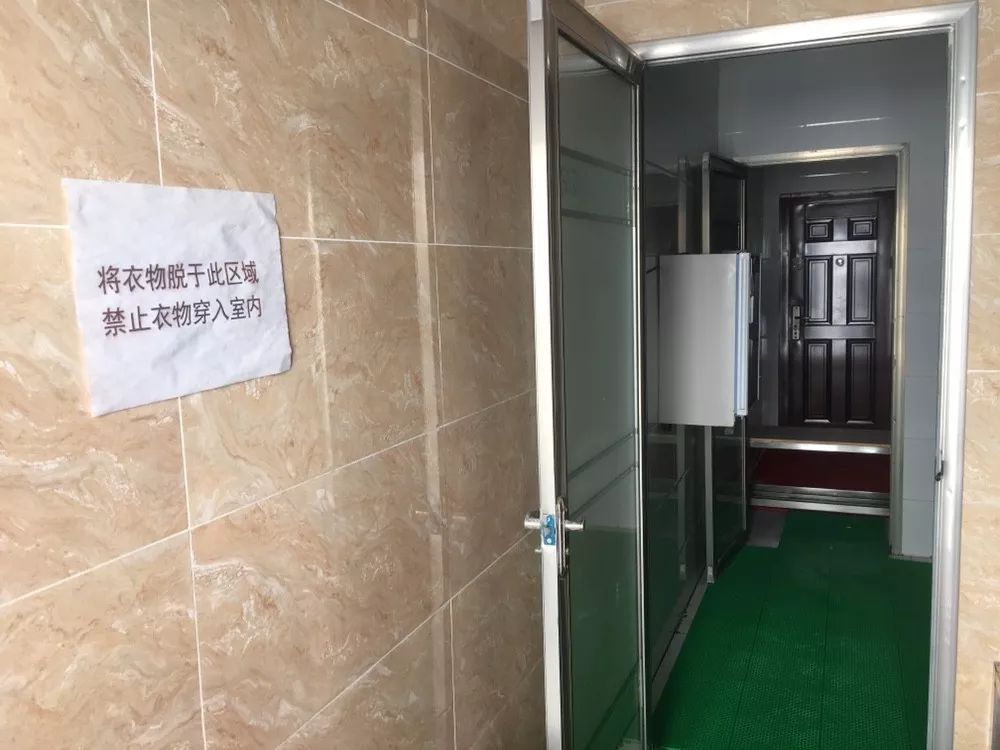 每天都要洗澡换衣消毒,最后才由铁骑力士工作人员带领乘坐猪场专车